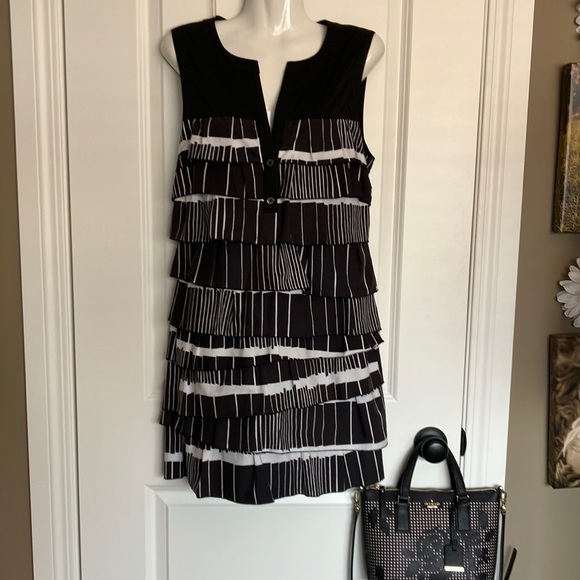 đź’•Super cute BCBG Maxazria sleeveless black dress w/black&white ruffles & V neck - Picture 1 of 12